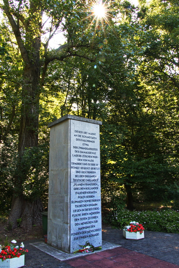 Am Denkmal